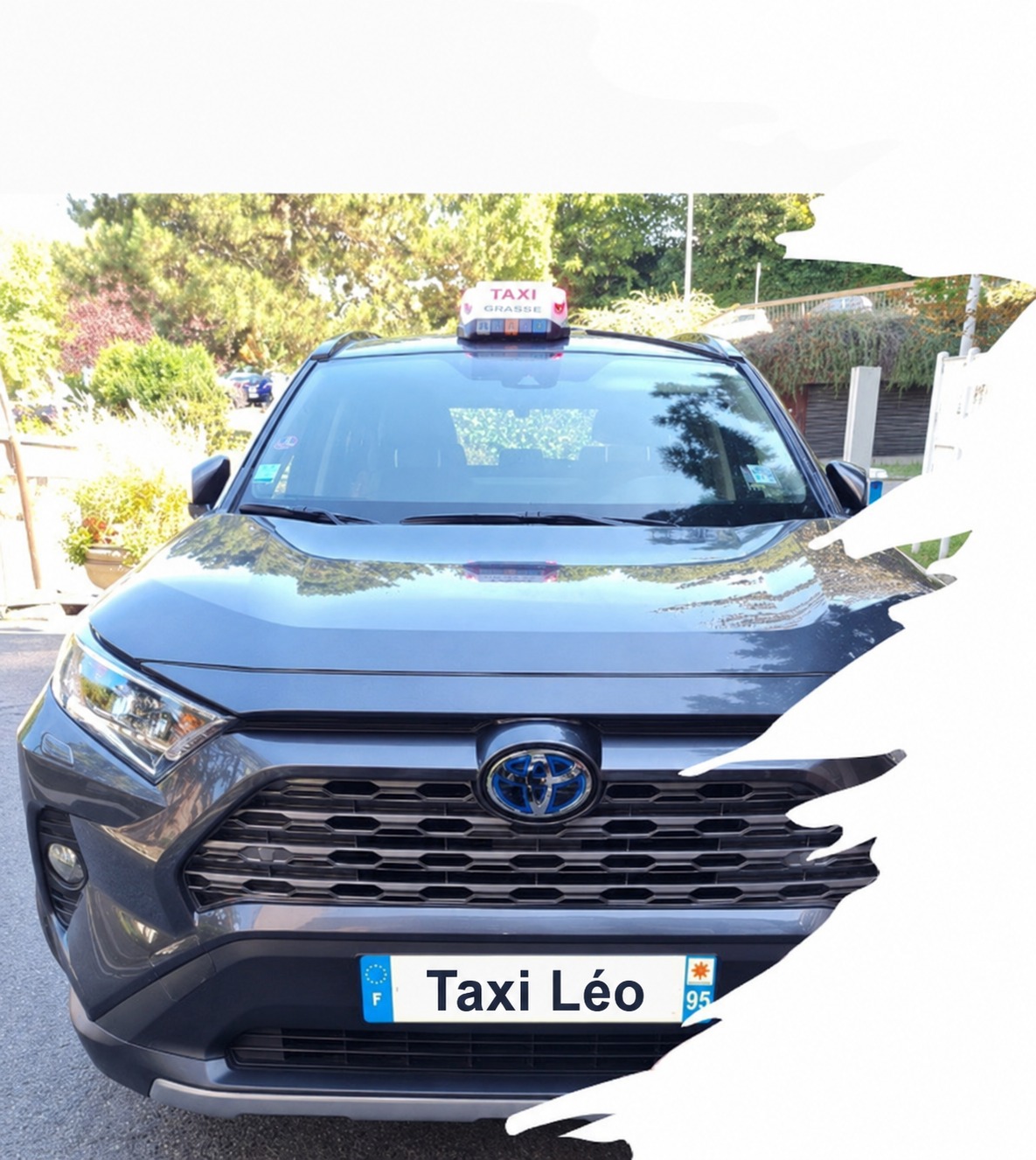 Véhicule Taxi Léo hybride utilisé pour la mise à disposition VTC